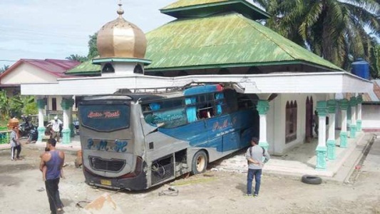 Sebelum Hantam Masjid, Bus PMH Tabrakan dengan Truk Sayur
