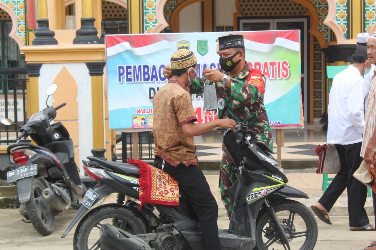 Kodim 0314/Inhil Bagikan Masker di Masjid Jalan Soebrantas Tembilahan