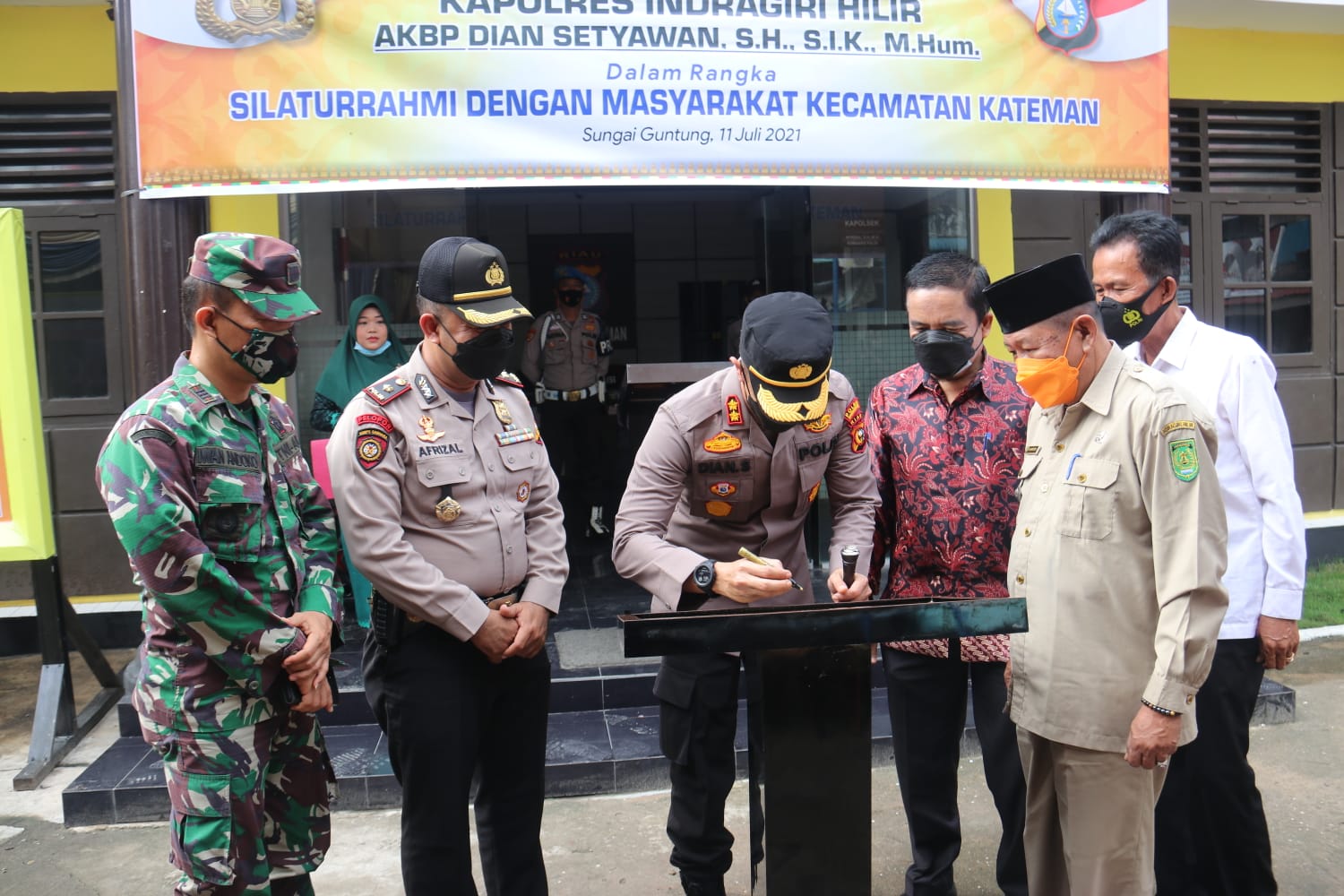 Kapolres Inhil Berikan Bantuan Kepada Warga yang Kurang Mampu