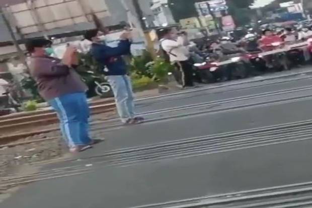 Aksi Remaja Videokan Kereta di Tengah Rel, Warganet Bilang Begini