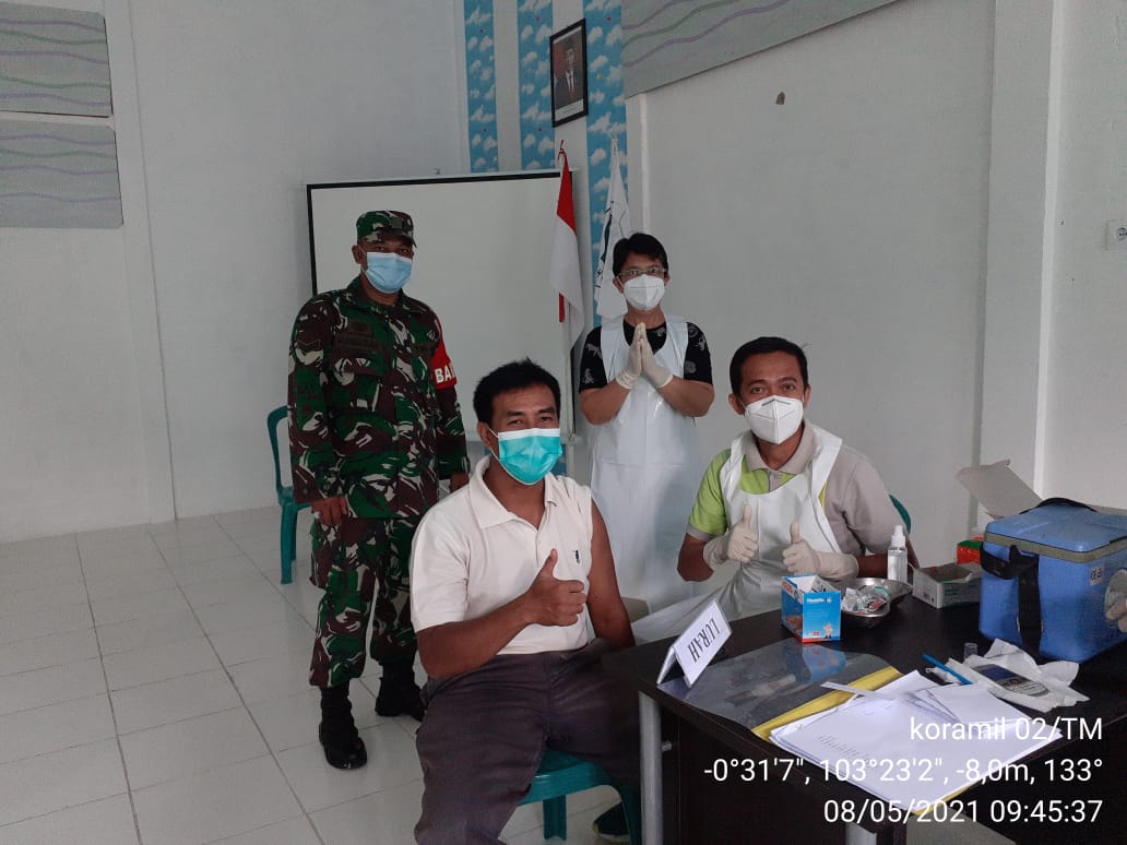 Koramil 02/Tanah Merah Dampingi Penyuntikan Vaksin Covid-19 di Kuala Enok