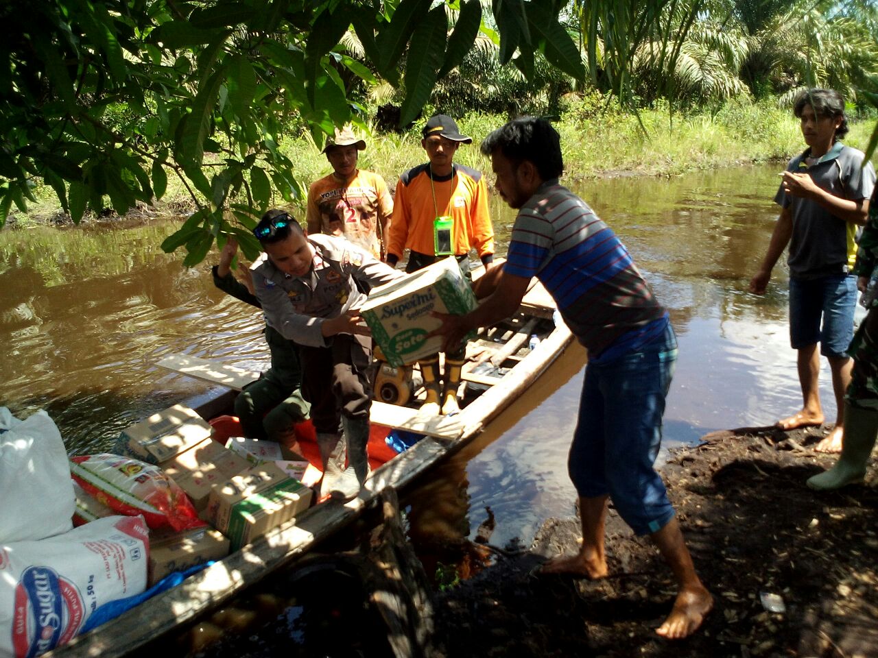 Gabungan TNI, Polri dan Manggala Agni Inhu Sisihkan Gaji Bantu Korban Banjir