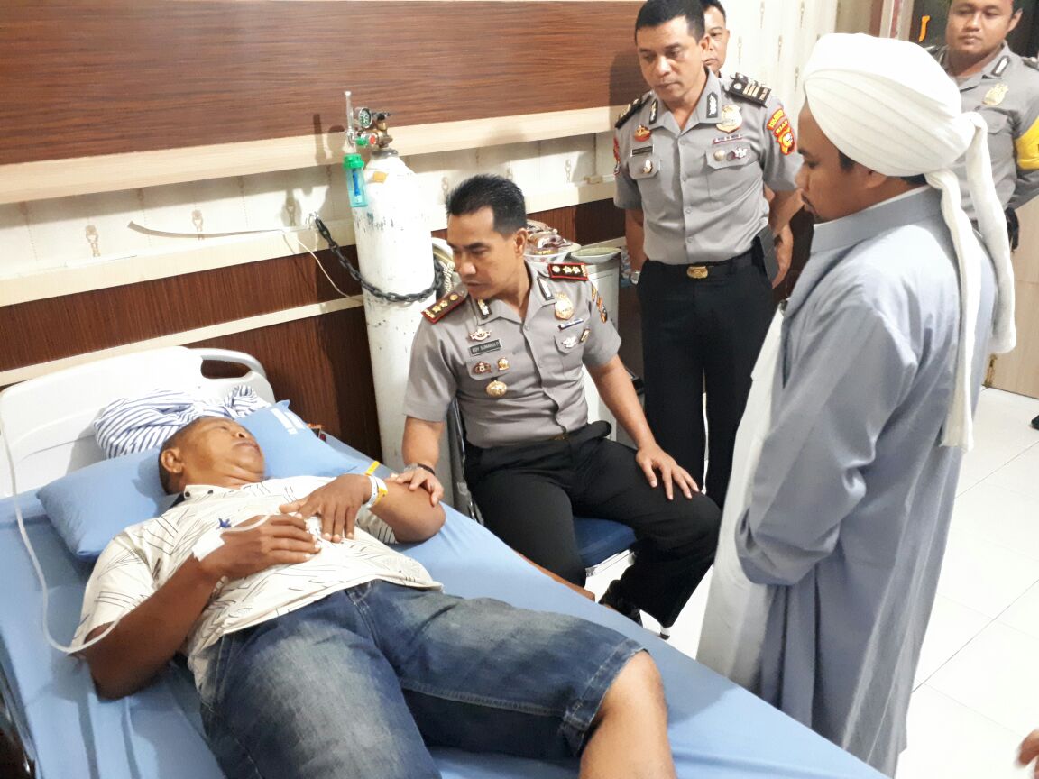 Tingkatkan Kepedulian, Wakapolresta Pekanbaru bersama PJU Besuk Personil yang Sakit