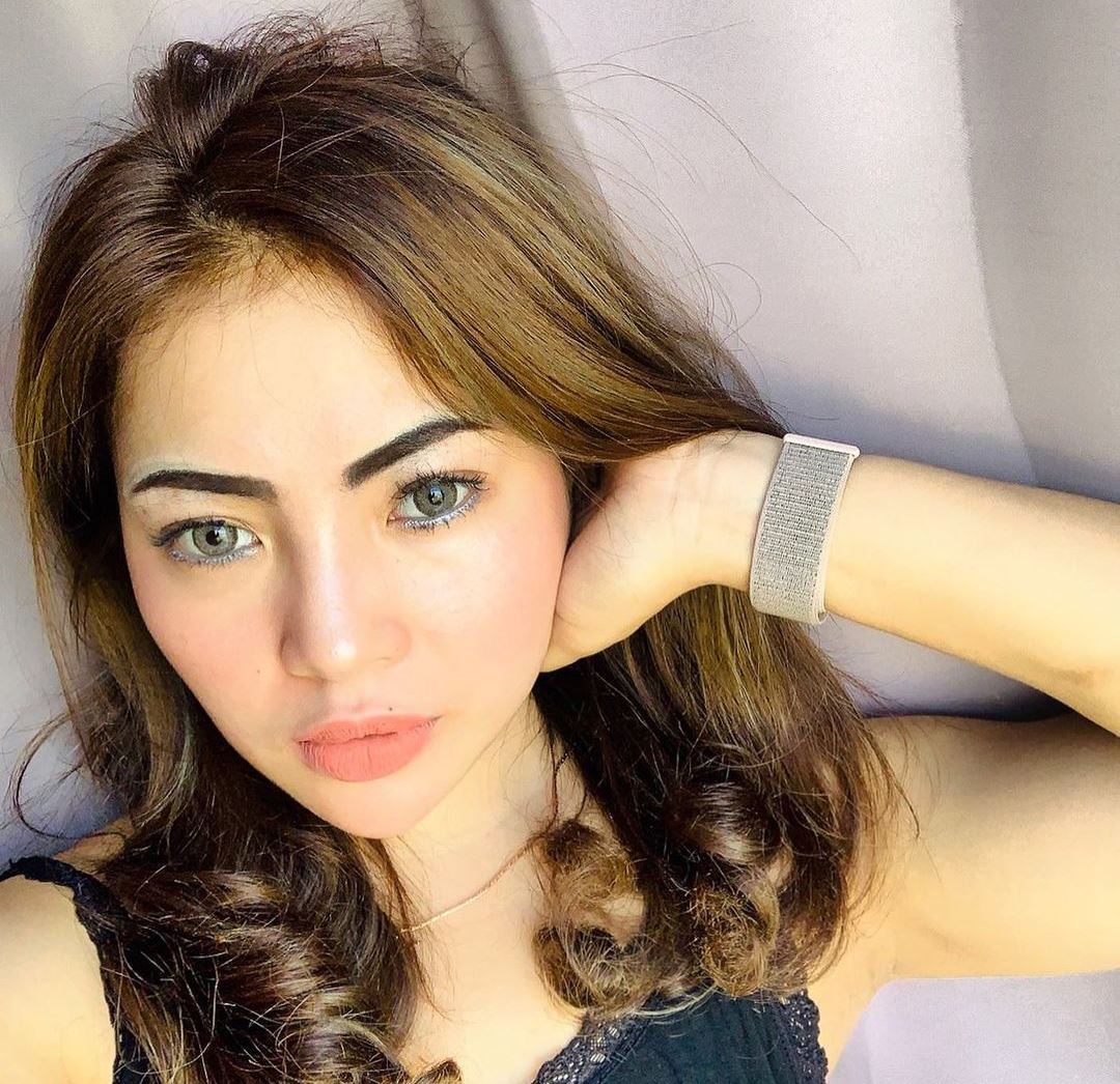 Warganet Iri Lihat Gaya Liburan Pramugari Dian Vallentine