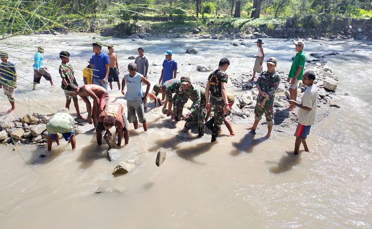 Satgas Pamtas RI-RDTL Yonif 132/BS Ajak Warga Karya Bhakti Bersihkan Sungai Noel Besi