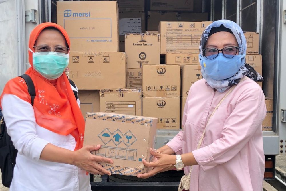 Diskes Riau Serahkan Bantuan Obat dan APD ke Inhu