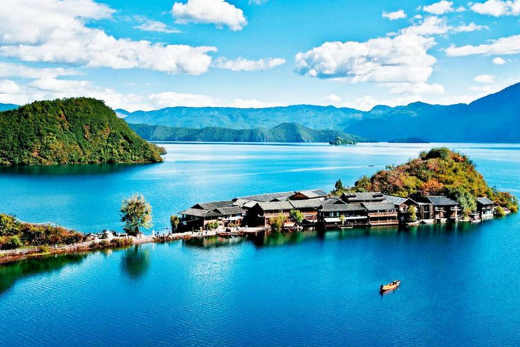 Kelakuan Turis di Danau Terkenal Bikin Warga Sekampung Ngamuk