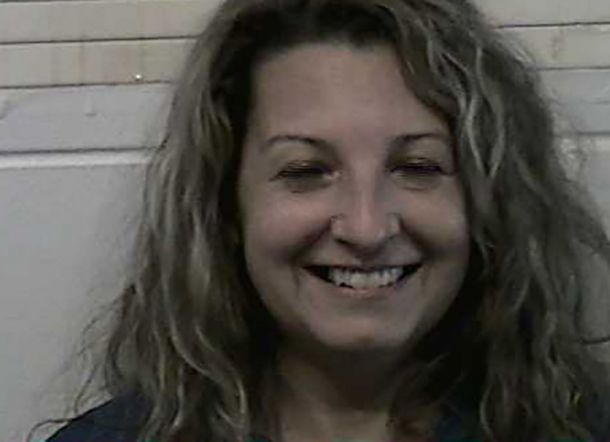 Dituduh Bunuh Suaminya, Wanita ini Tersenyum Lebar Saat Difoto di Kantor Polisi