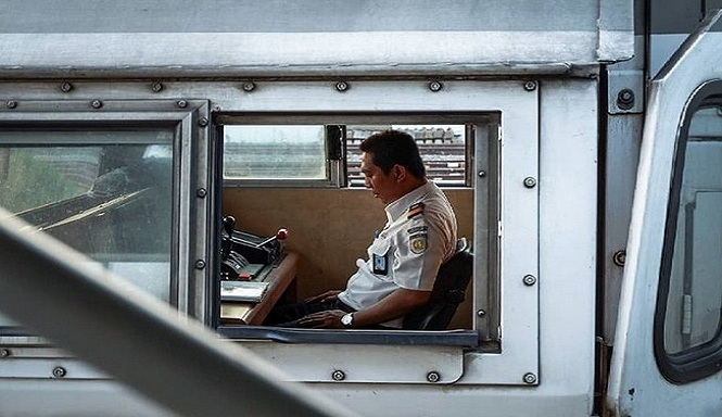 Foto Masinis Salat Sambil Duduk di Lokomotif Ini Tuai Pujian