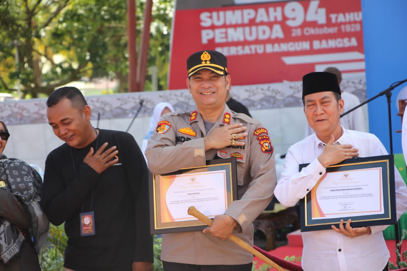 Kapolres Bengkalis AKBP Indra Wijatmiko Terima Penghargaan Di Hari Anak Nasional Dari Pemerintah Kabupaten Bengkalis