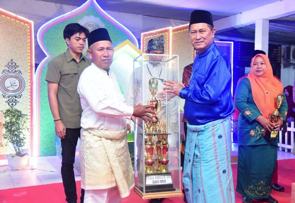 Wabup Syamsuddin Uti Tutup Secara Resmi MTQ Ke-44 Kecamatan Tempuling dengan Pemukulan Gong