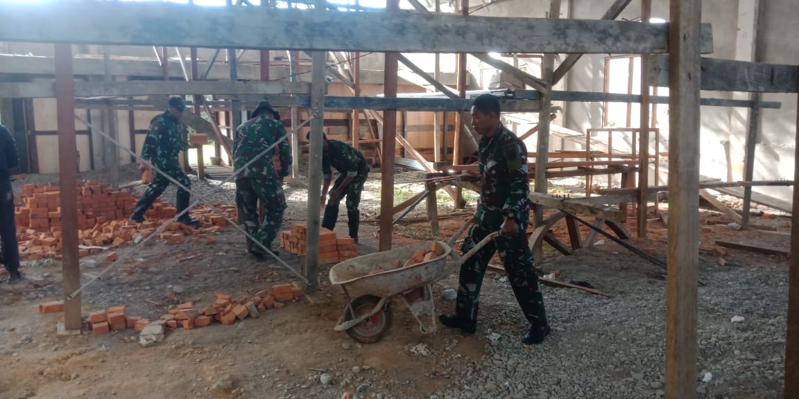 Satgas Pamrahwan Yonif RK 751/VJS Bantu Pembangunan Gereja