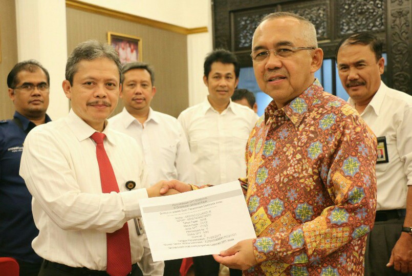 Gubernur Riau Laporkan SPT Gunakan e-Filing