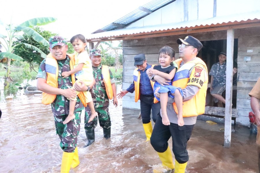 Cooling System Ciptakan Pemilu Damai , AKBP Asep Sujarwadi Selaku Kapolres Siak Tinjau Lokasi Banjir Dan Turun Langsung Beri Bantuan Evakuasi Warga