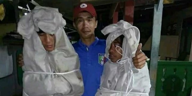 Menakuti Warga, Dua 'Pocong' Remaja ini Dihukum Tidur di Kuburan