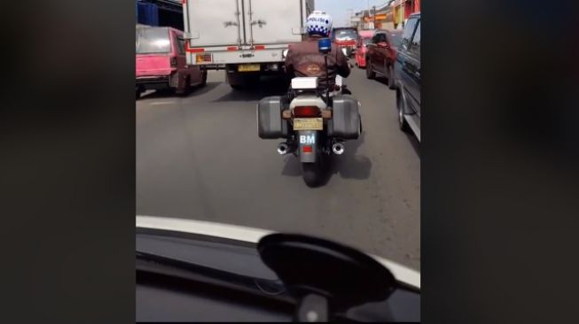 Polantas Kawal Ambulans Angkut Jenazah Ibu, Buka Jalan Sambil Air Mata Berlinang