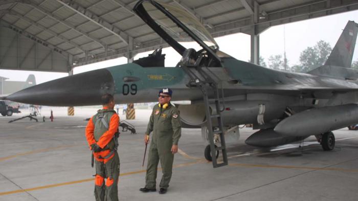 Lima Jet Tempur F-16 Lanud RsN Kembali ke Hombase
