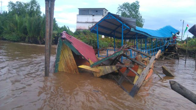 Pelabuhan Kecamatan Pelangiran Ambruk Diterjang Angin Puting Beliung