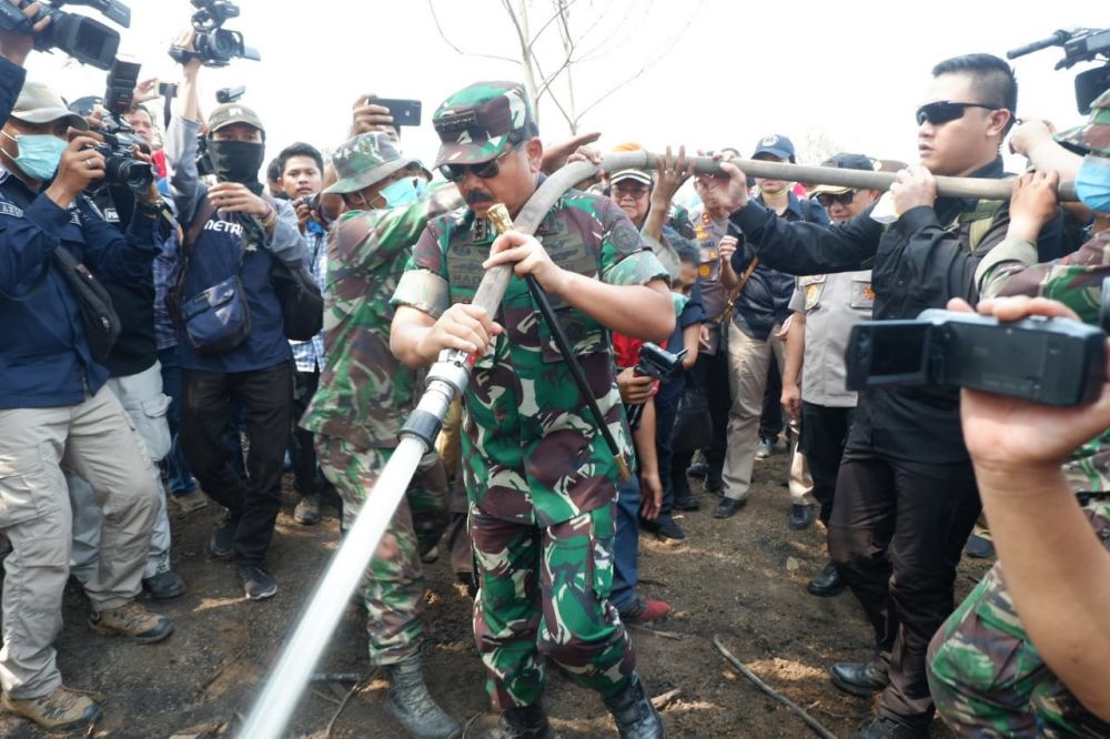 Tinjau Karhutla, Panglima TNI Peringatkan Masyarakat dan Korporasi