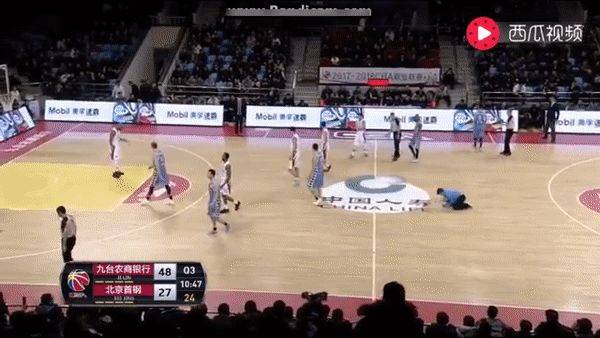 Pengepel Lapangan Basket di China Dapat 'Durian Runtuh'