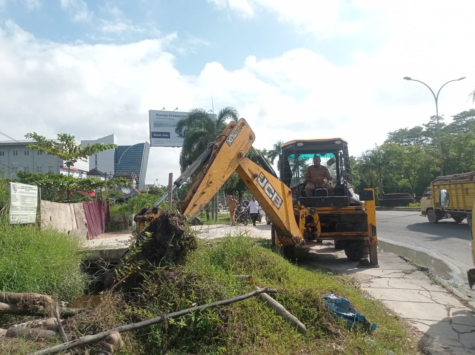 Dinas PUPR Bersihkan Drainase Jalan Arifin Ahmad