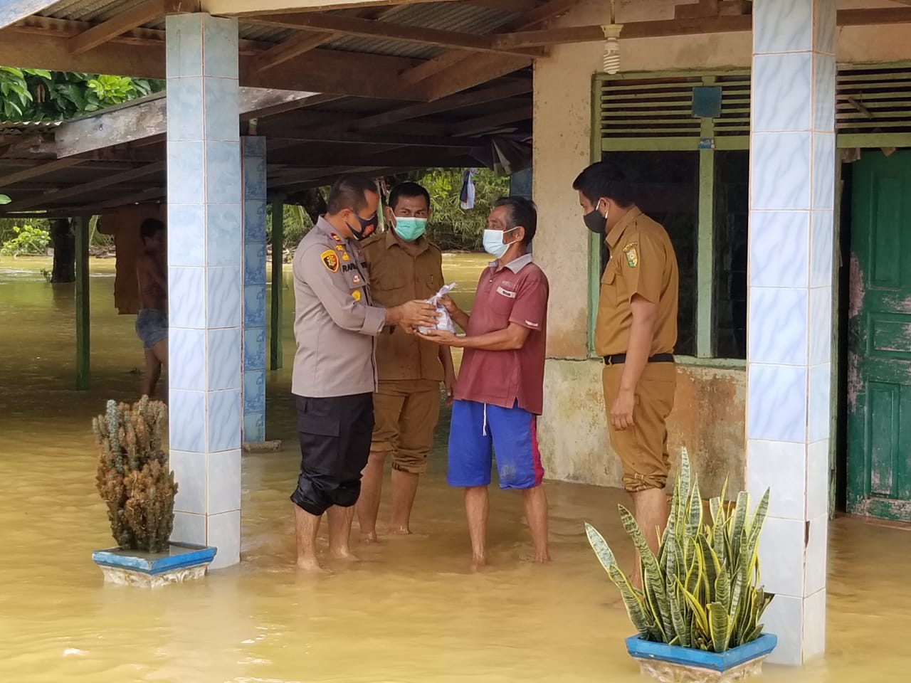 Rastra Sewakottama Kuansing Berikan Bantuan Kemanusiaan Kepada Korban Banjir di Kecamatan LTD