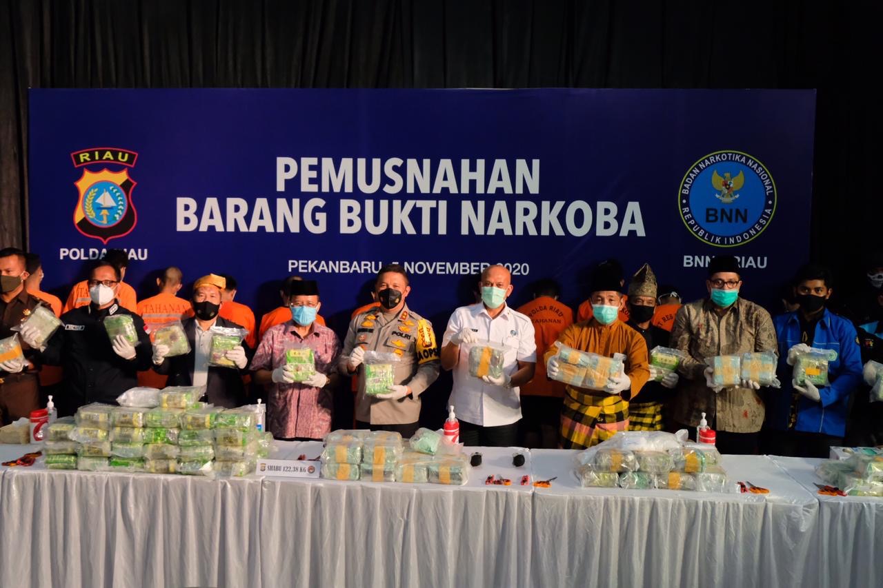 Buah Sinergitas, Polda Riau Bersama BNNP Riau Musnahkan 122 KG Sabu dan 10.000 Ekstasi