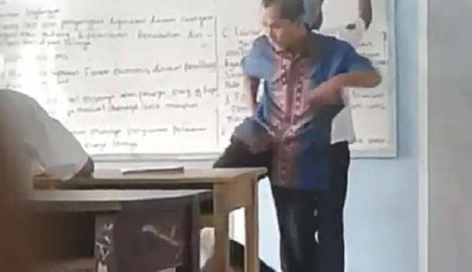 BERUTAL! Guru SMK ini Tendangi Perut Muridnya