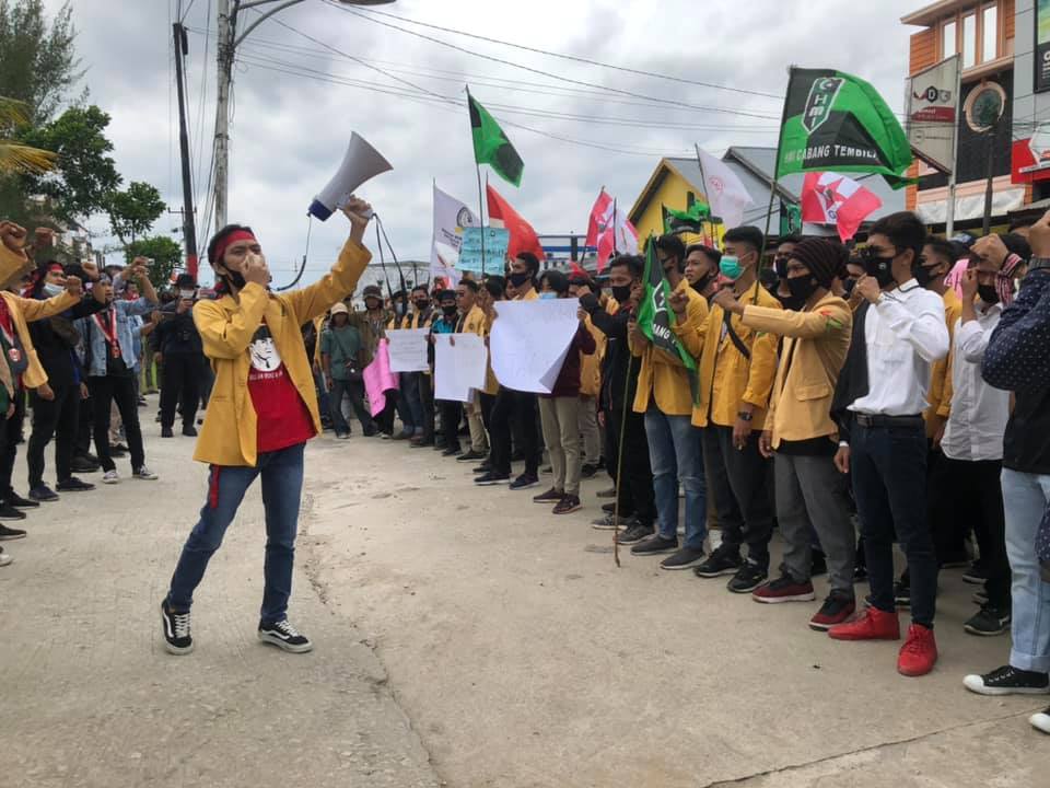 Aksi Penolakan Omnibus Law Damai, Ketua DPRD Inhil Terima Aspirasi Mahasiswa