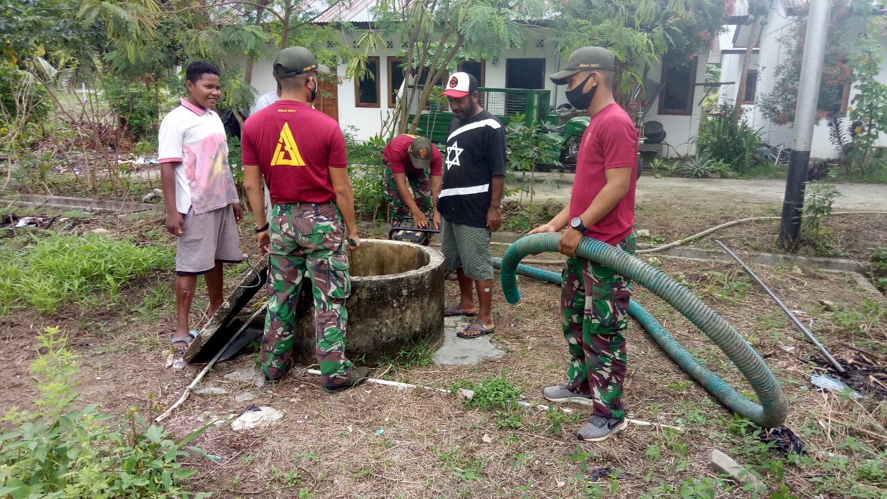 Prajurit TNI dan Warga Perbaiki Sumur Tua di Kampung Skow Mabo Papua
