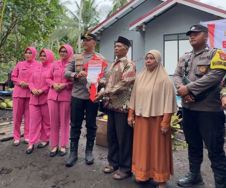 Kapolsek Tembilahan Serahkan Kunci Rumah Baru untuk Jumadi di HUT ke 80 RI