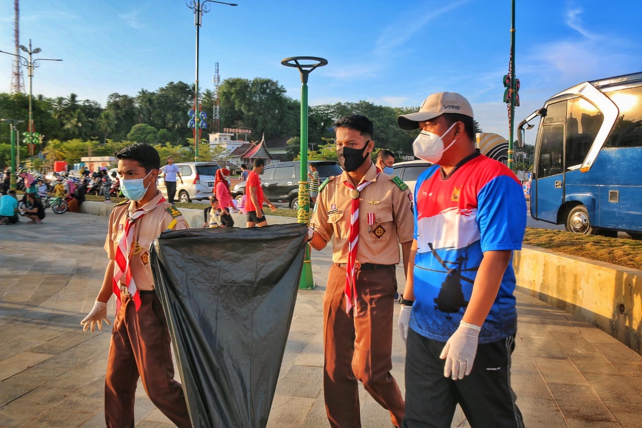 Memperingati Hari TNI AU Ke-75, Lanud RHF bersama Saka Pramuka Bersihkan Taman Gurindam