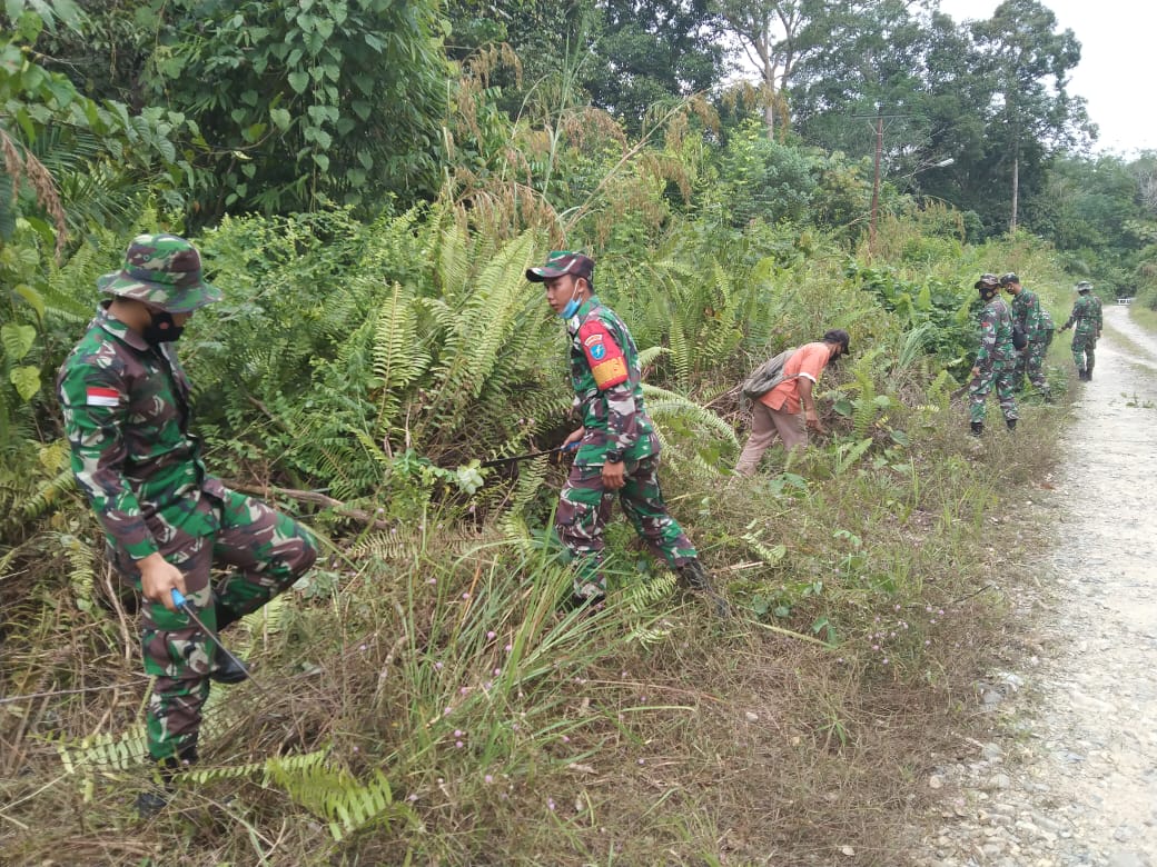 Dandim Sambas : Ciptakan Sinergitas Dengan Rakyat, Satgas TMMD Bersihkan Jalan