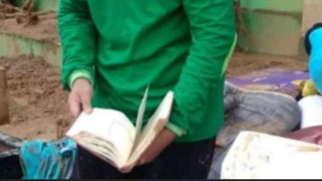Al Quran Tetap Bersih Padahal Ditemukan di Tengah Banjir