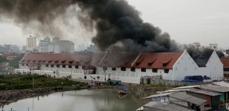 VIDEO: Detik-detik Gedung Museum Bahari Terbakar, Ngeri Apinya Besar