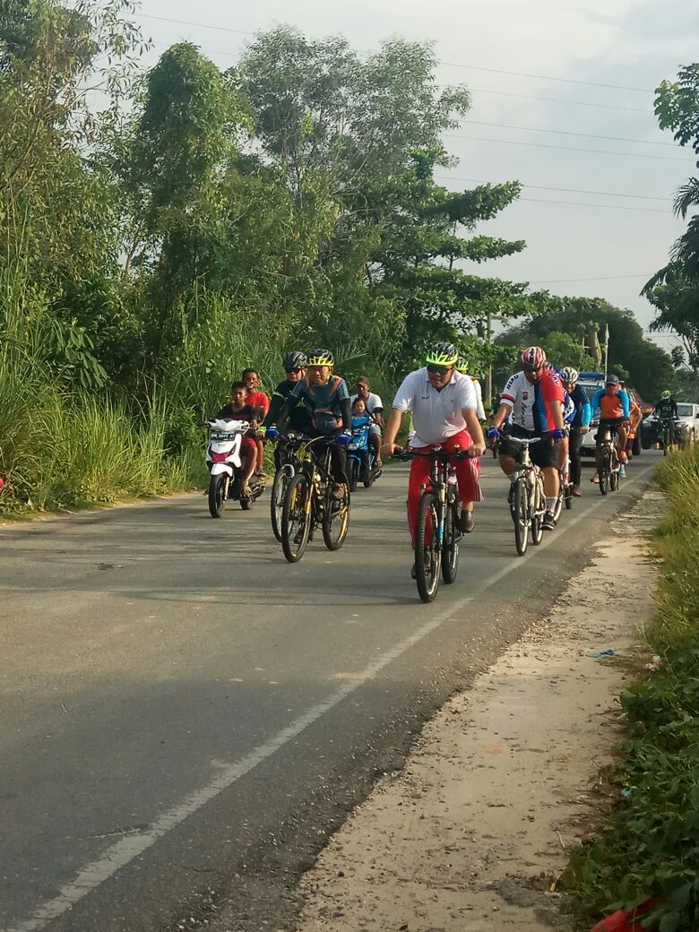 Jalin silaturahmi ,Polda Riau dan Polresta Pekanbaru  melaksanakan kegiatan gowes bersama