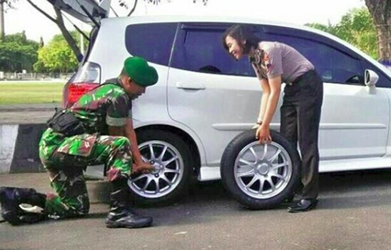 CIECIE... Romantisnya TNI yang Gantikan Ban Mobil Polwan Cantik ini