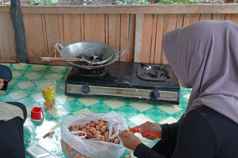 Emak-emak Olah Biji Durian Jadi Keripik