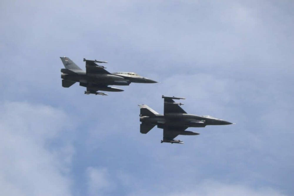 7 Pesawat Tempur F-16 Manuver di Langit Pekanbaru