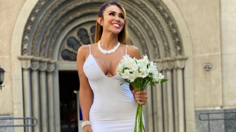 Kisah Model Seksi yang Nikahi Dirinya Sendiri