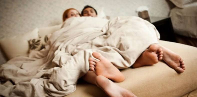 GILA! Istri Bersetubuh dengan Pil di Samping Suaminya yang Sedang Tidur