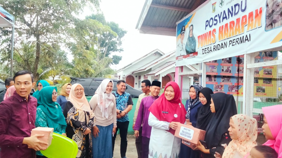PJ Bupati Kampar dan Ketua Pembina Posyandu Kampar Ricana Djayanti Serahkan Bantuan Makanan Tambahan
