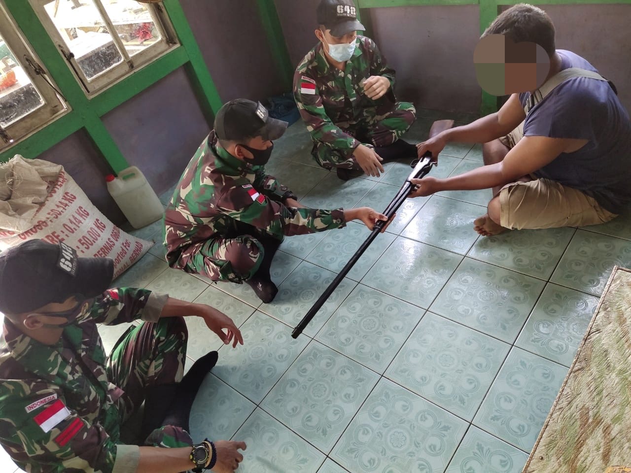 Satu Pucuk Senjata Api kembali Diserahkan Warga Perbatasan Indonesia-Malaysia Kepada Satgas Yonif 642/Kapuas