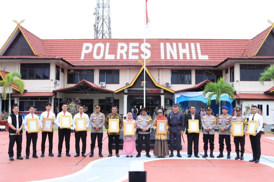 Polda Riau Beri Penghargaan kepada Masyarakat dan Personel Polres Inhil Berprestasi