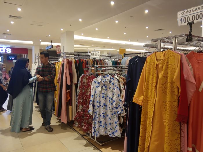 Baju Muslim Mulai Diburu Warga