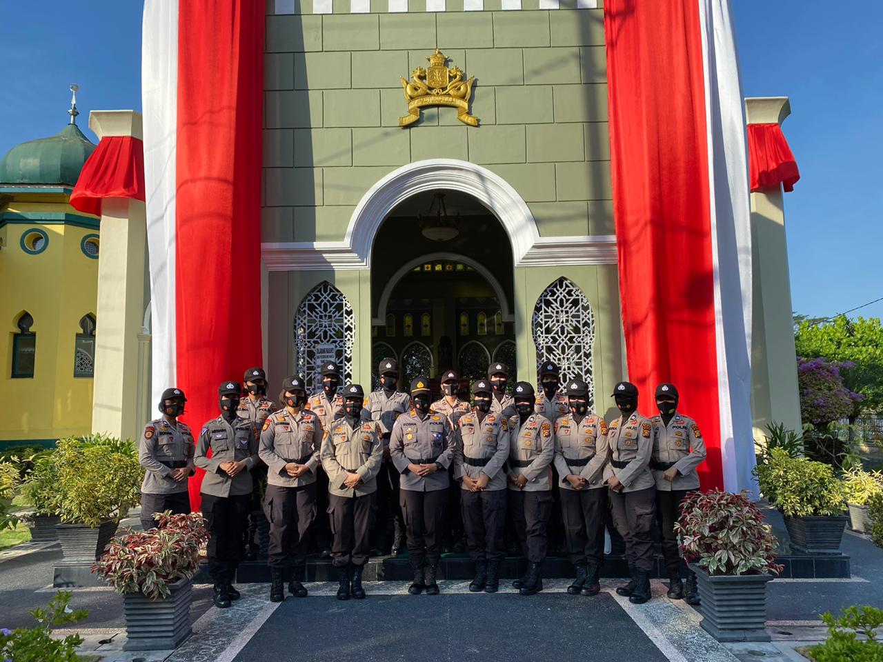 Polwan Polres Siak Ziarah dan Tabur Bunga di Makam Pahlawan Nasional Sultan Syarif Kasim II