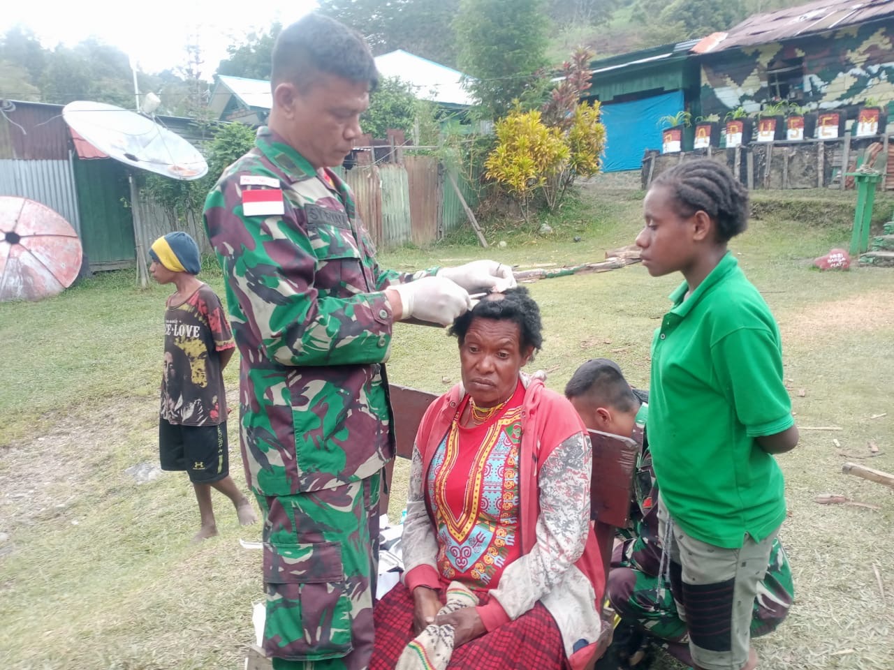 Pos Satgas Pamtas Yonif Raider 142/KJ Bantu Mama Terluka Di Mamberamo Tengah