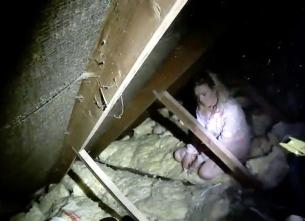 Usai Penggal Ibunya, Wanita ini Bersembunyi di Loteng