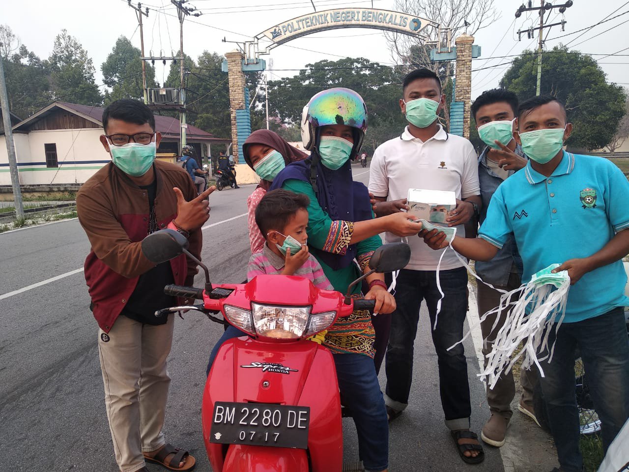 Udara Tercemar Asap, Club Astrea Bengkalis Bagikan 200 Masker