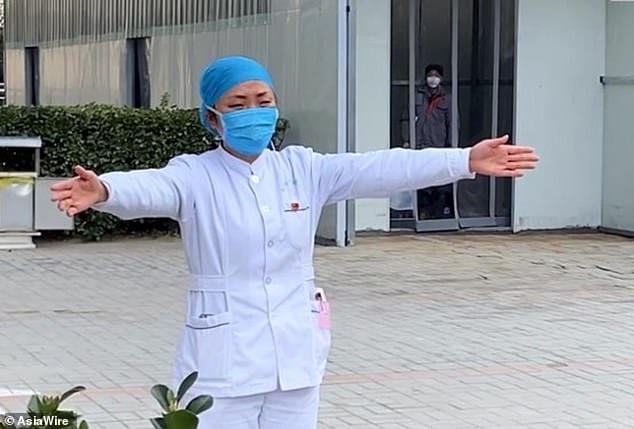 Haru Pelukan Jarak Jauh Perawat di China untuk Putrinya
